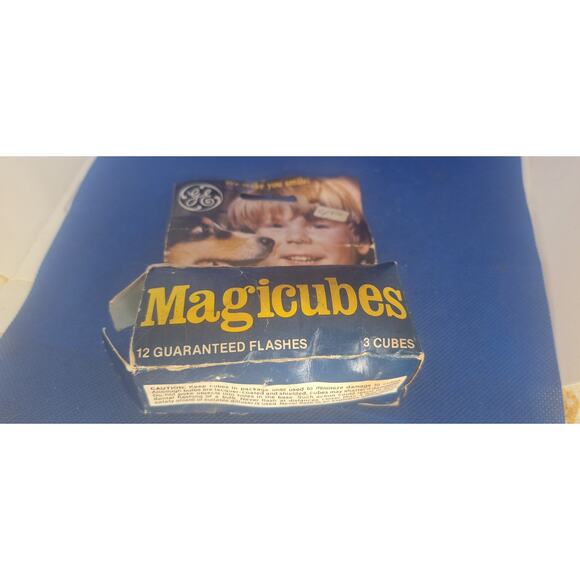 Vintage GE Magicubes Flash Cubes Bulbs 1 Box 3 Cubes 12 Flashes - Picture 1 of 3